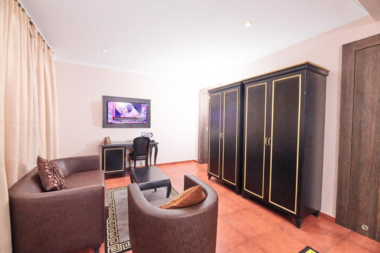 Oak Haven Hotel & Suites Порт-Харкорт Экстерьер фото
